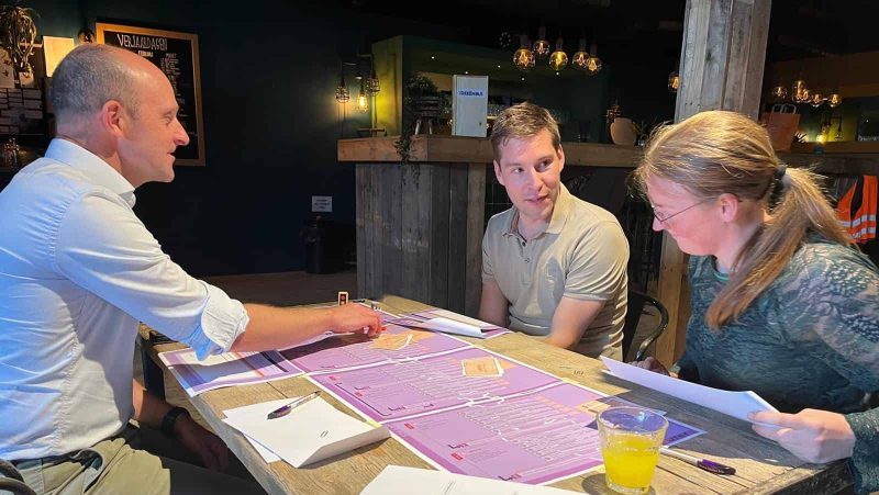 Drie medewerkers van Louter spelen spel Challenge het proces Drie medewerkers van Louter spelen spel Challenge het proces