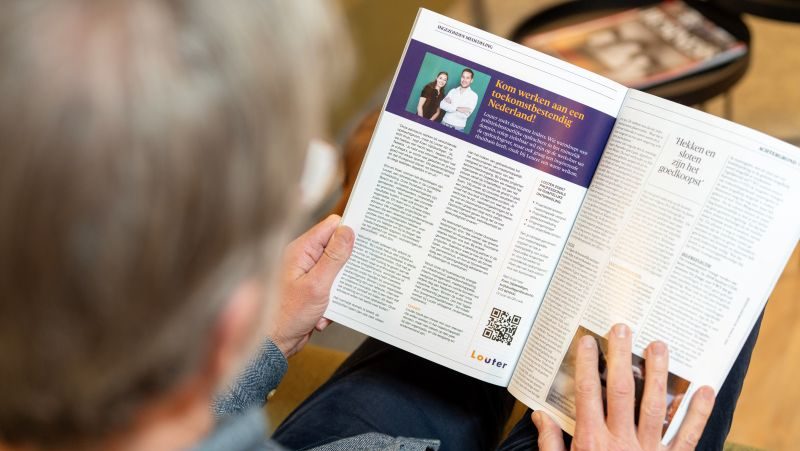 Man leest tijdschrift artikel Louter Man leest tijdschrift artikel Louter